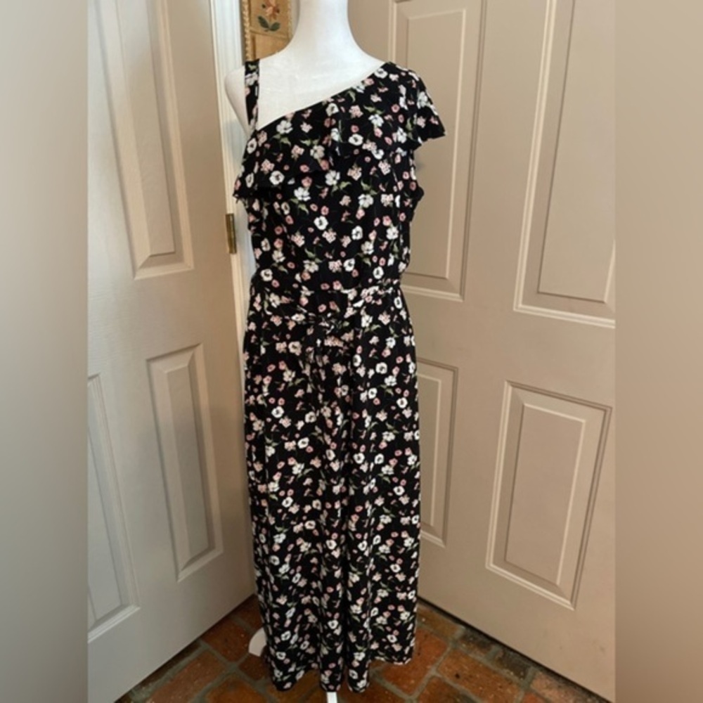 Gabby Skye black floral one shoulder wide leg belted jumpsuit w/pockets. Size 14